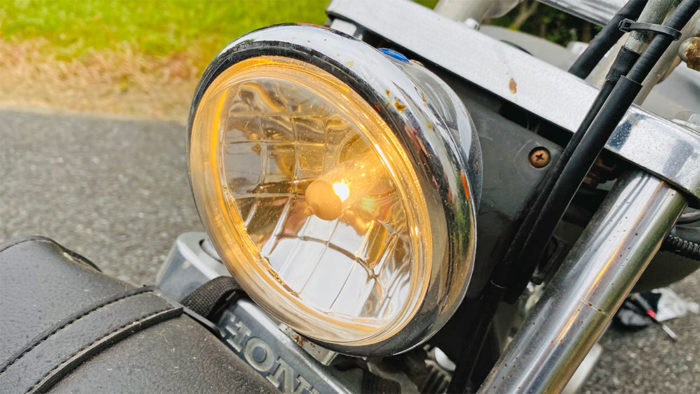実はとっても簡単 ヘッドライトバルブ交換 作業手順や予算を徹底解説 バイクブック